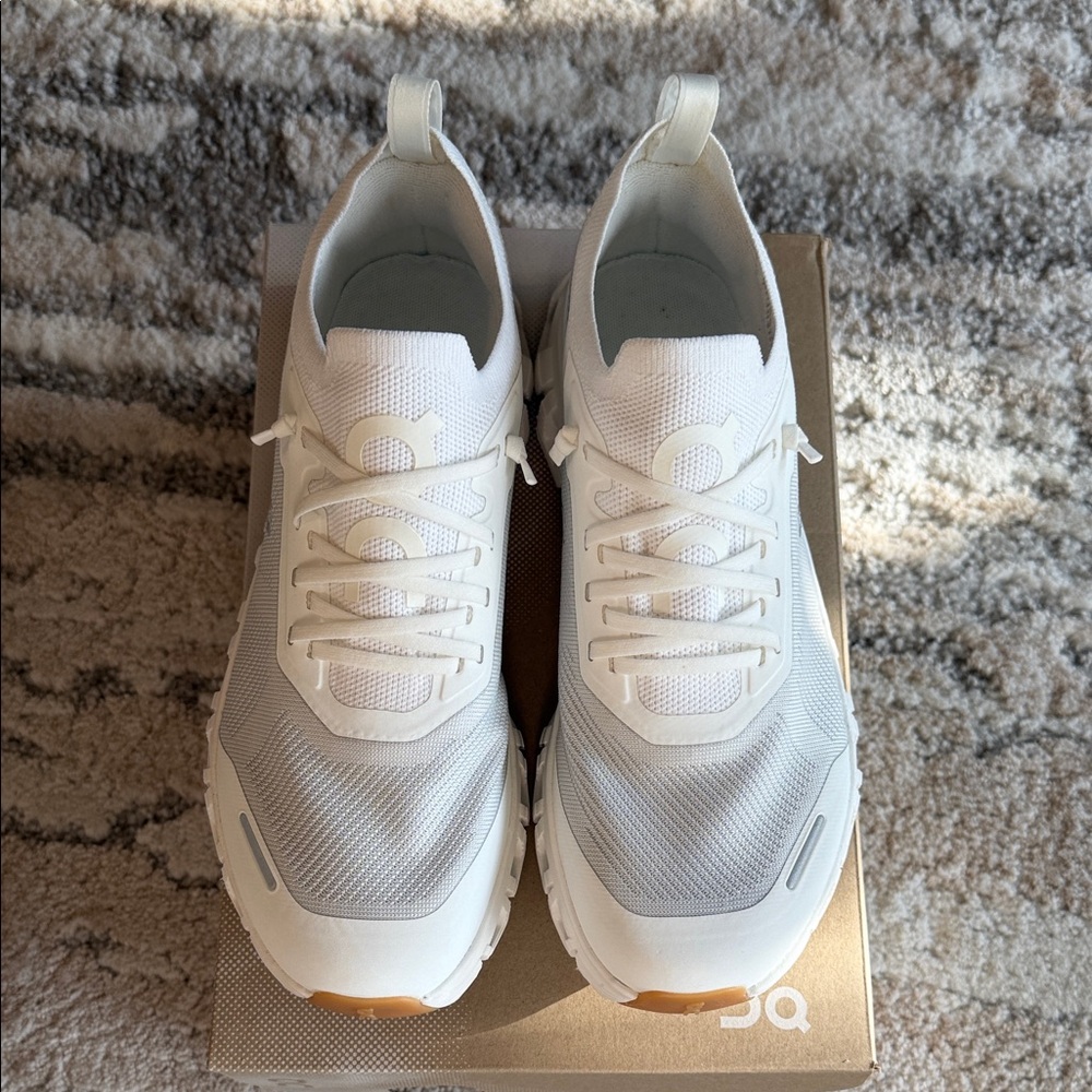 On Running Cloud 6 Versa White Women's Sneakers. Size 7.5.